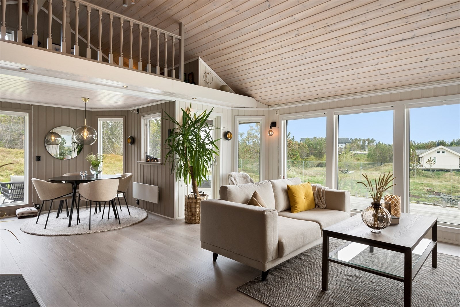 Stue mot den ene hems-siden. Galleribilde