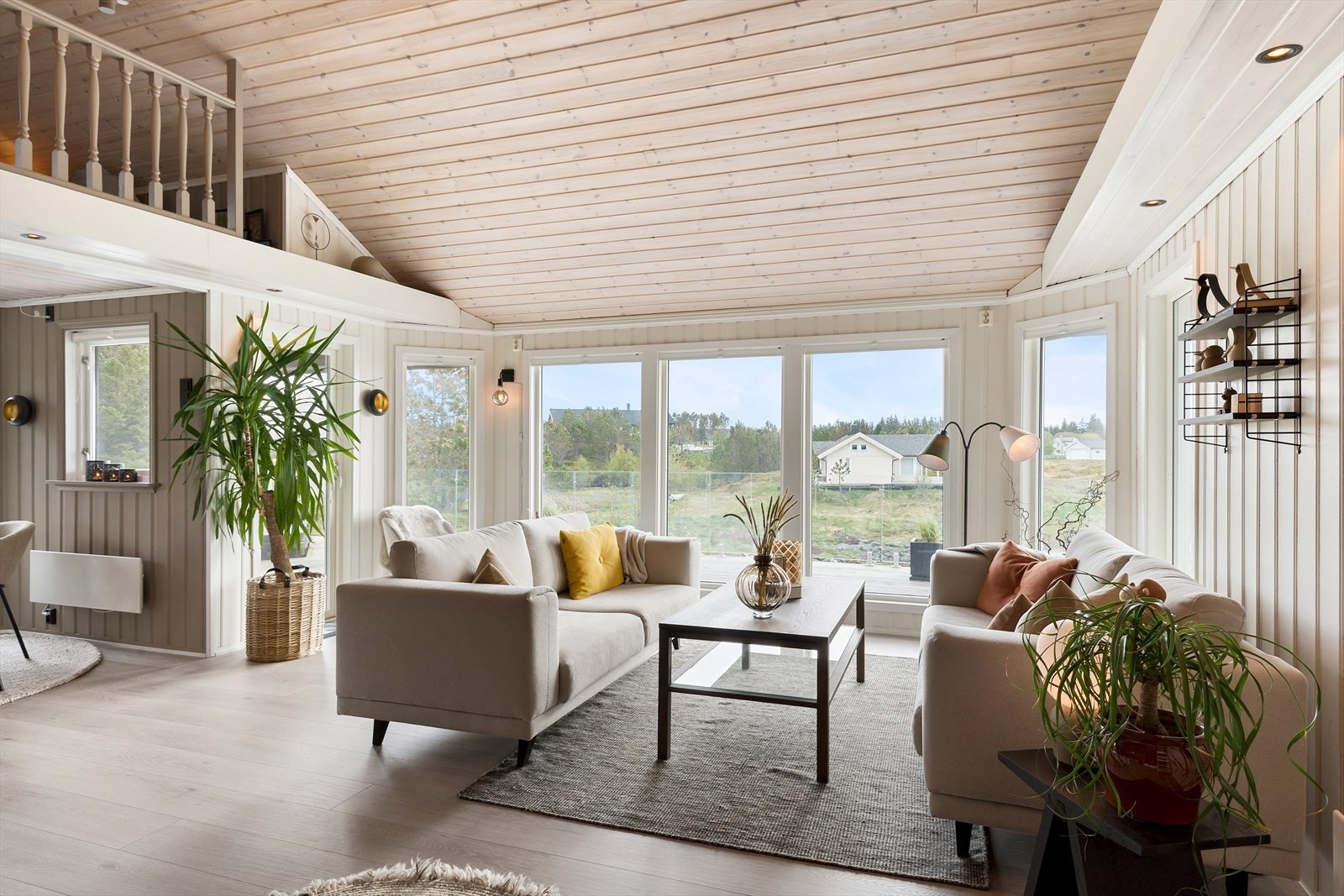 Stue. Takhøyden skaper sammen med lysinnslippet meget god romfølelse. Galleribilde