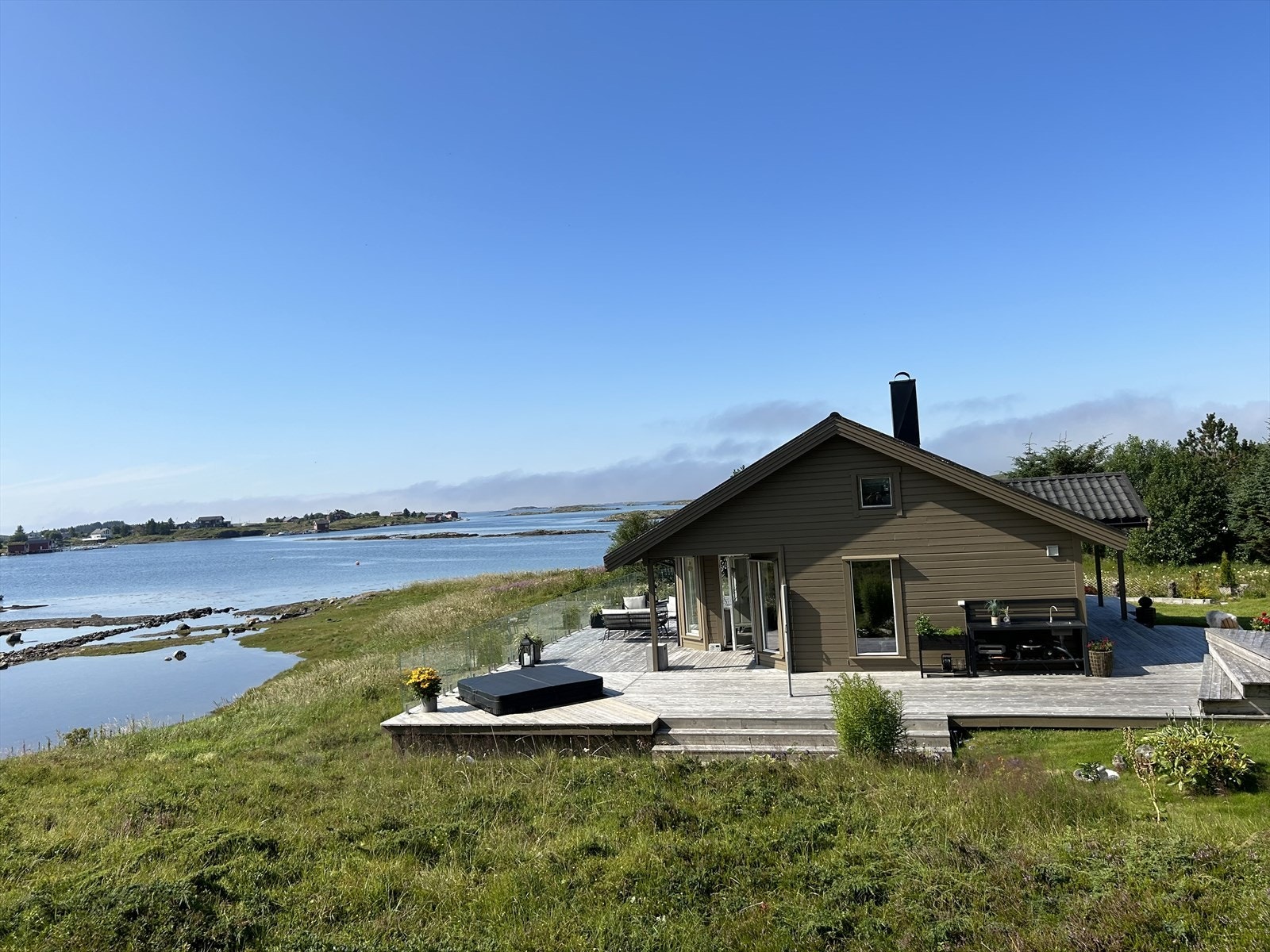 Velkommen til Sleneset - en perle på Helgelandskysten ! Hytte med hems, anneks, Jacuzzi og nausttomt. Galleribilde