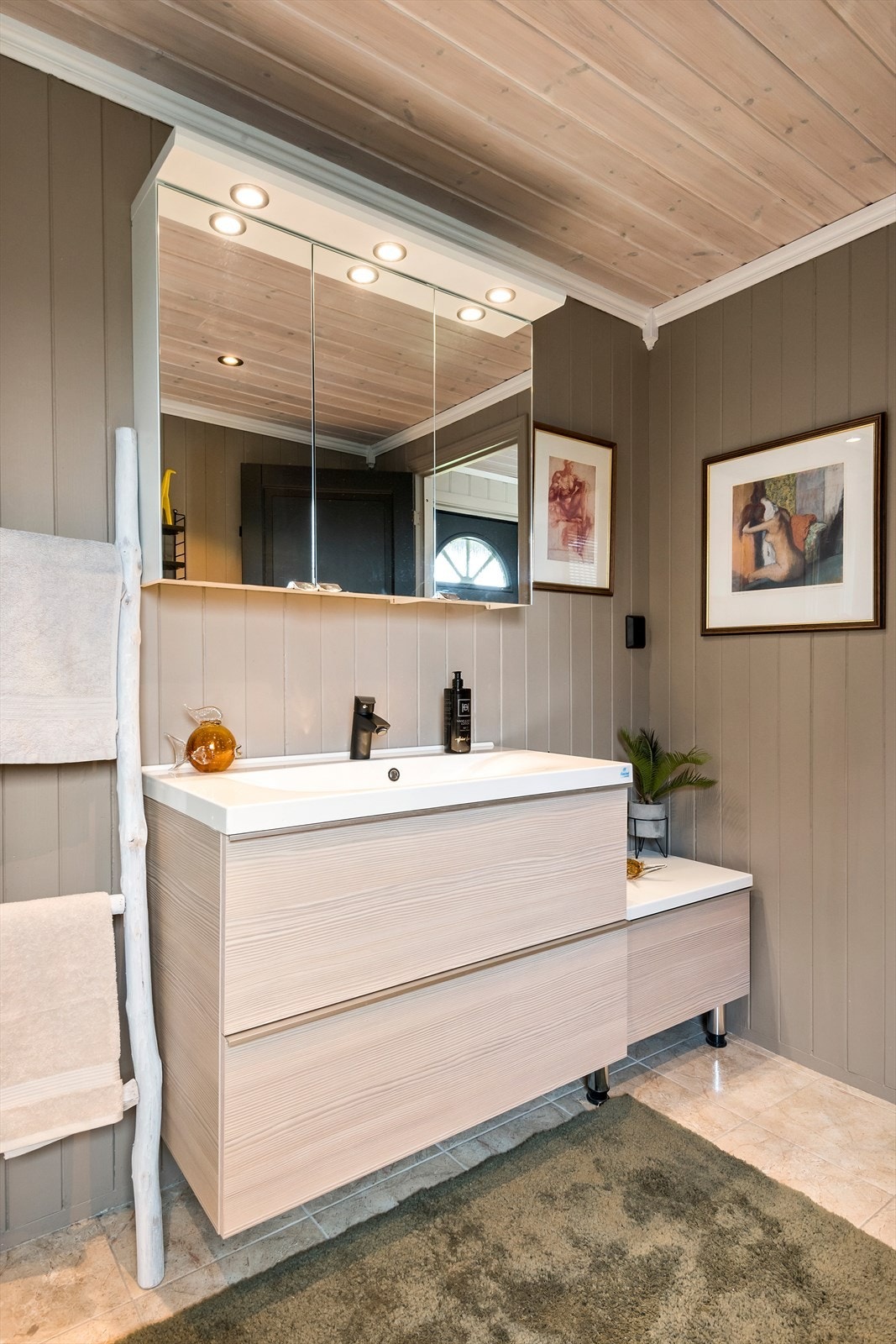 Lekker baderomsinnredning. Spotlys i himling. Galleribilde