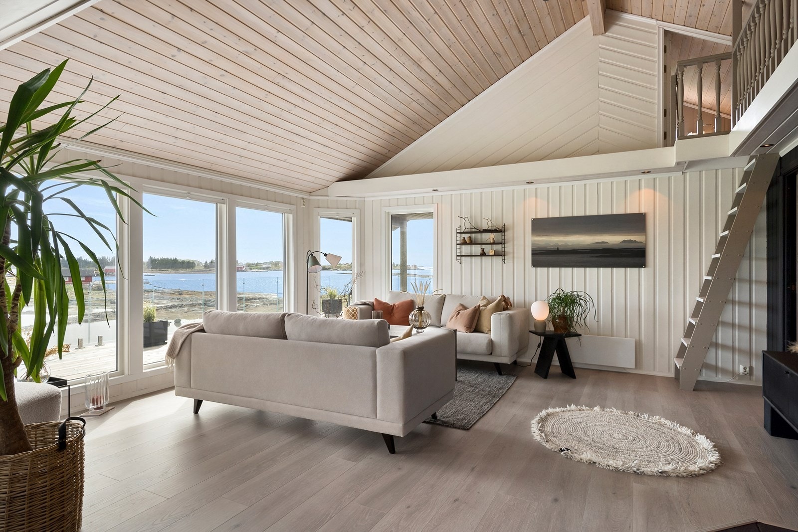 Mye lyssinnslipp fra de mange vinduene i front og altandøren mellom stue-og kjøkkendel. Galleribilde