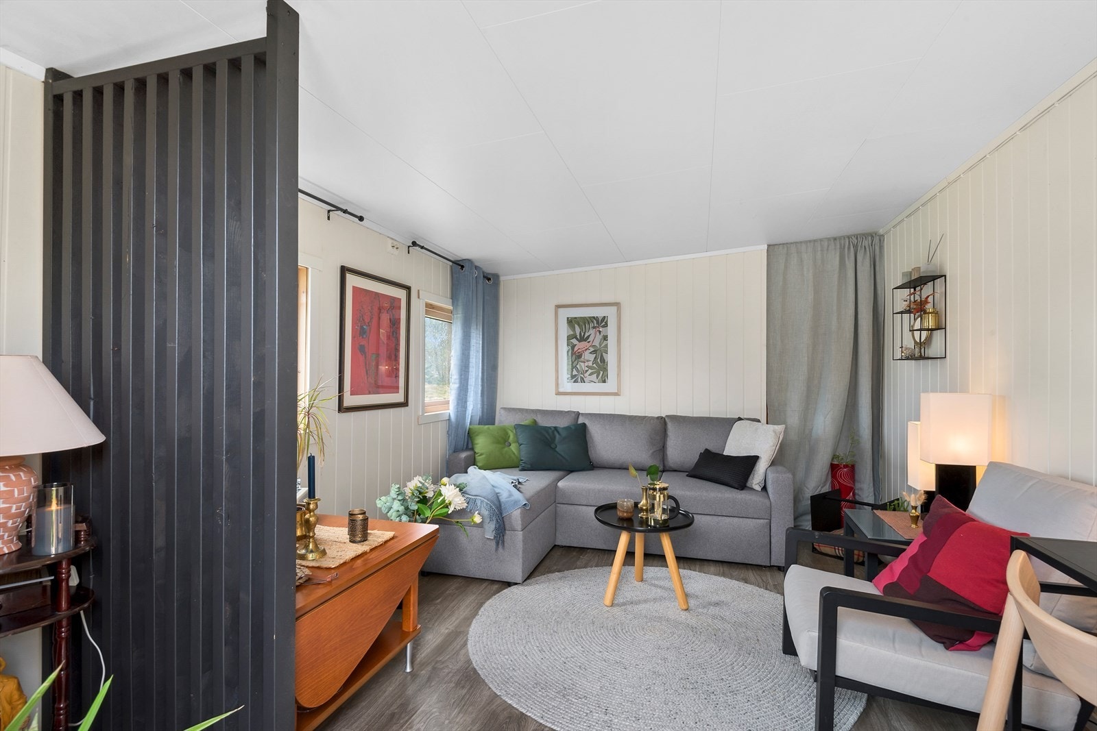 Innvendig i annekset, kan benyttes som gjesterom/ stue. Bod i bakkant. Galleribilde