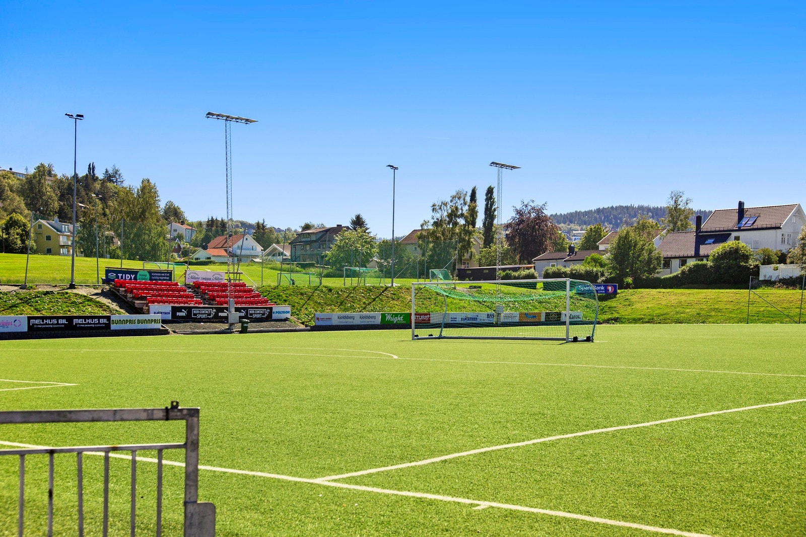 Nissekollen kunstgress ligger kun 1 km fra leiligheten. Galleribilde