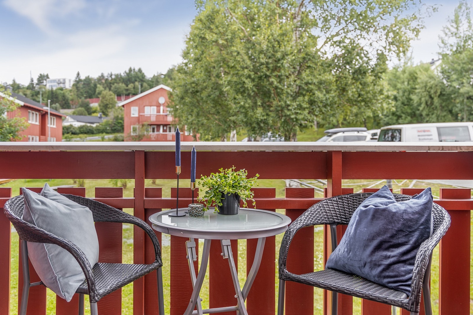 Hyggelig balkong vendt ut mot fine og grønne fellesområder. Galleribilde