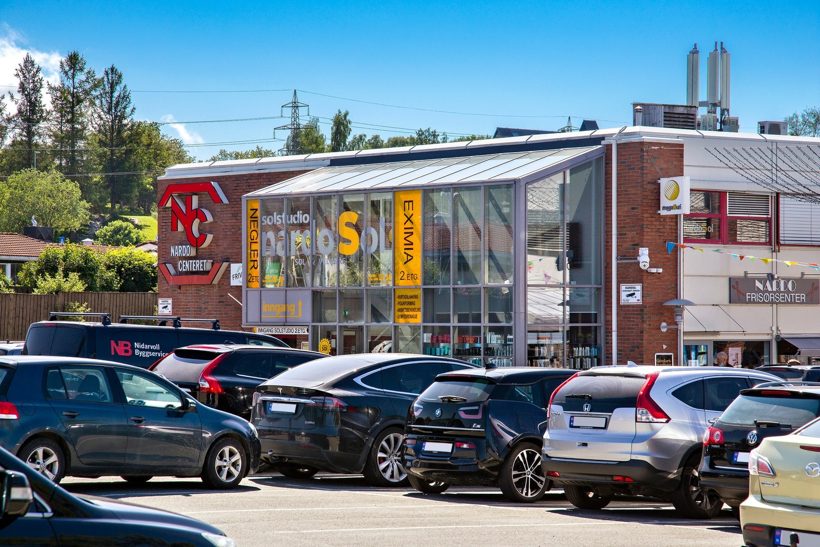 NardoCenteret ligger 450 meter unna leiligheten. Her finnes et meget godt servicetilbud. Blant annet dagligvarebutikk, frisør, apotek og restaurant. Galleribilde