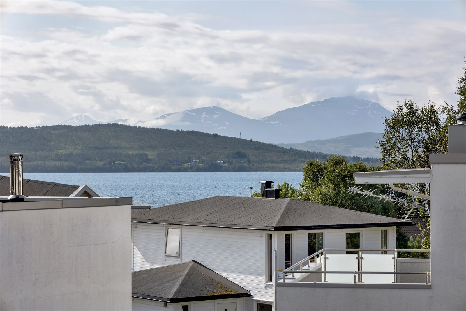 Nydelig utsikt mot Håkøya, sundet og nærmiljøet