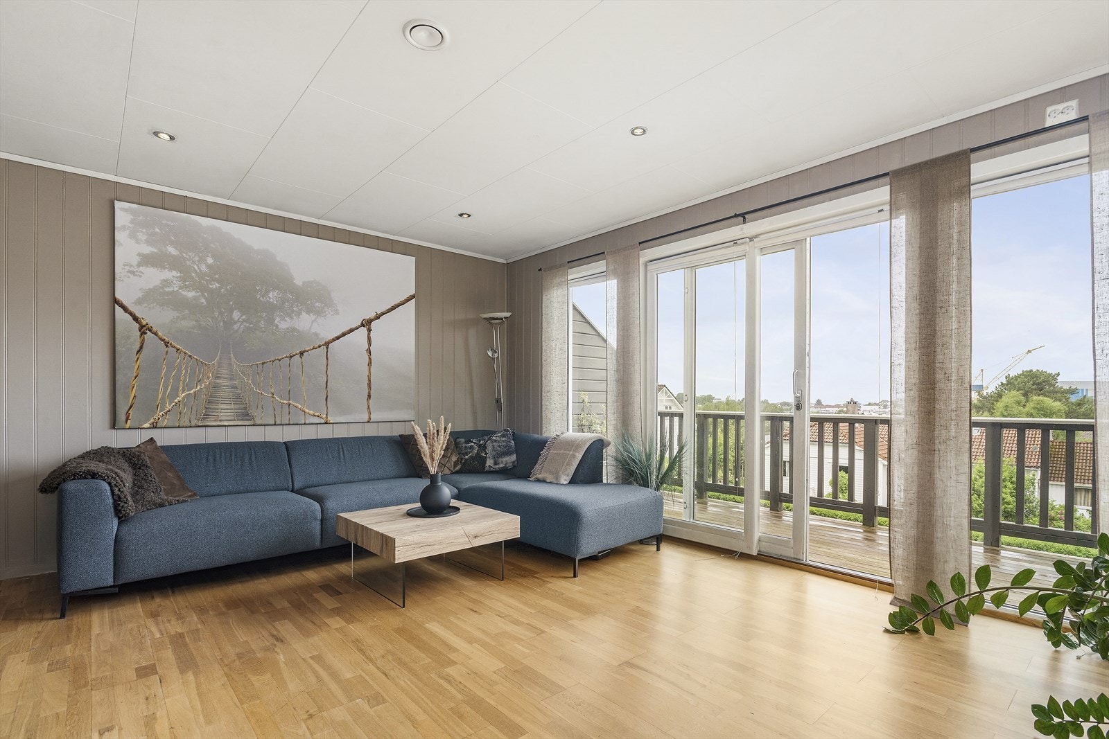 Stuen har en fin planløsning med god plass til stor sofa. Det er mdf-plater på vegger malt i moderne farger, downlights i himling og parkett på gulv. Galleribilde