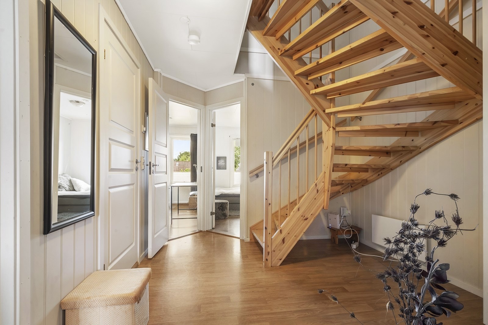 Følg trappen ned til underetasje hvor man finner boligens 3 soverom, bad og vaskerom. Galleribilde