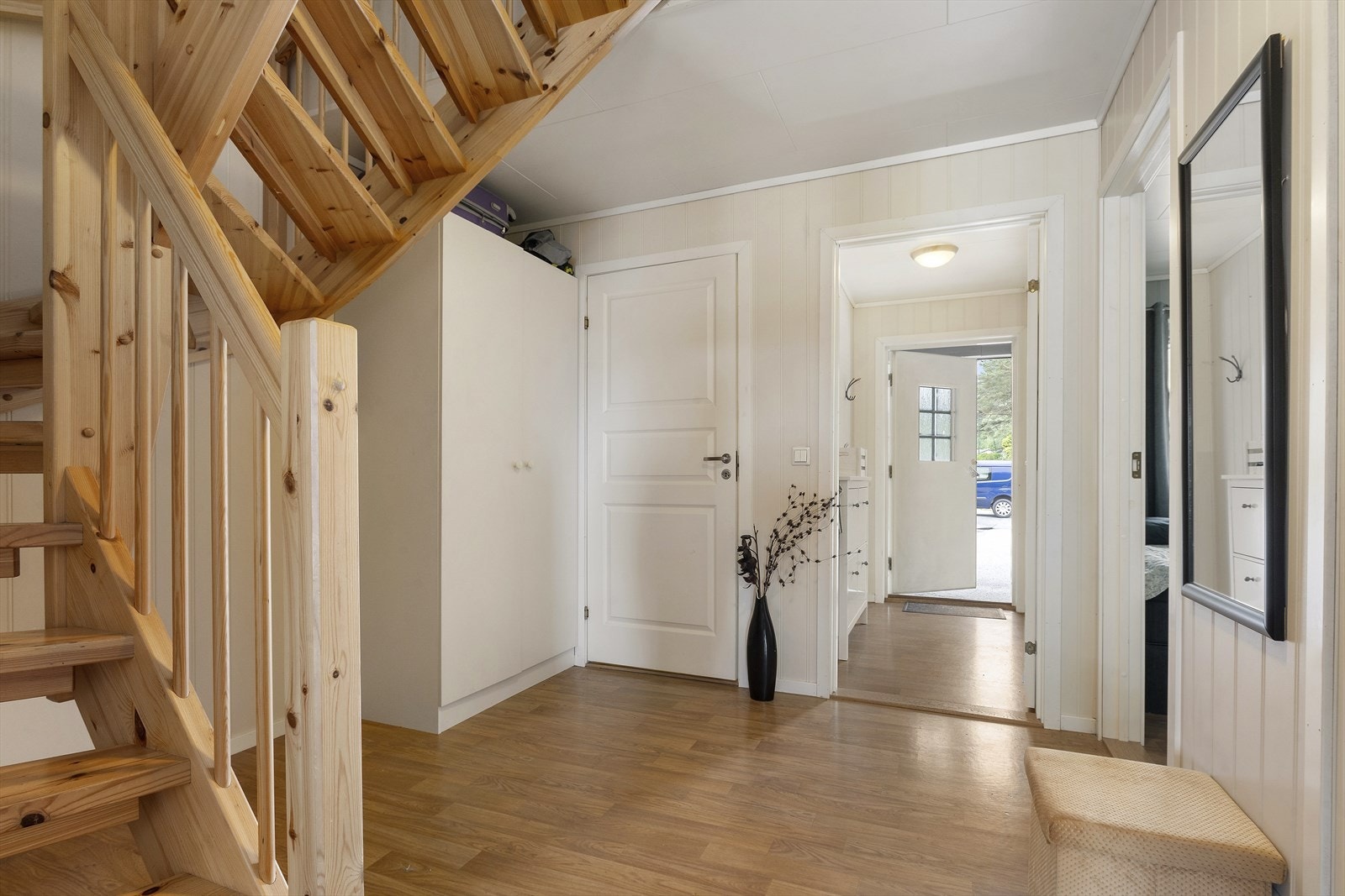 Hallen er romslig med god plass til lagring av vogn eller annet utstyr. Det er garderobeskap under trapp. Galleribilde