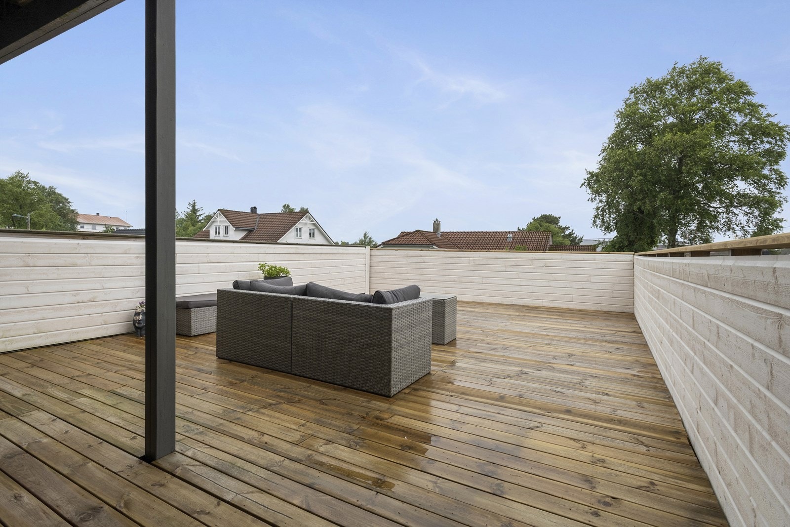 Markterrassen er romslig og solrik med plass til flere soner med loungemøbler, spisemøbler og grill. Galleribilde