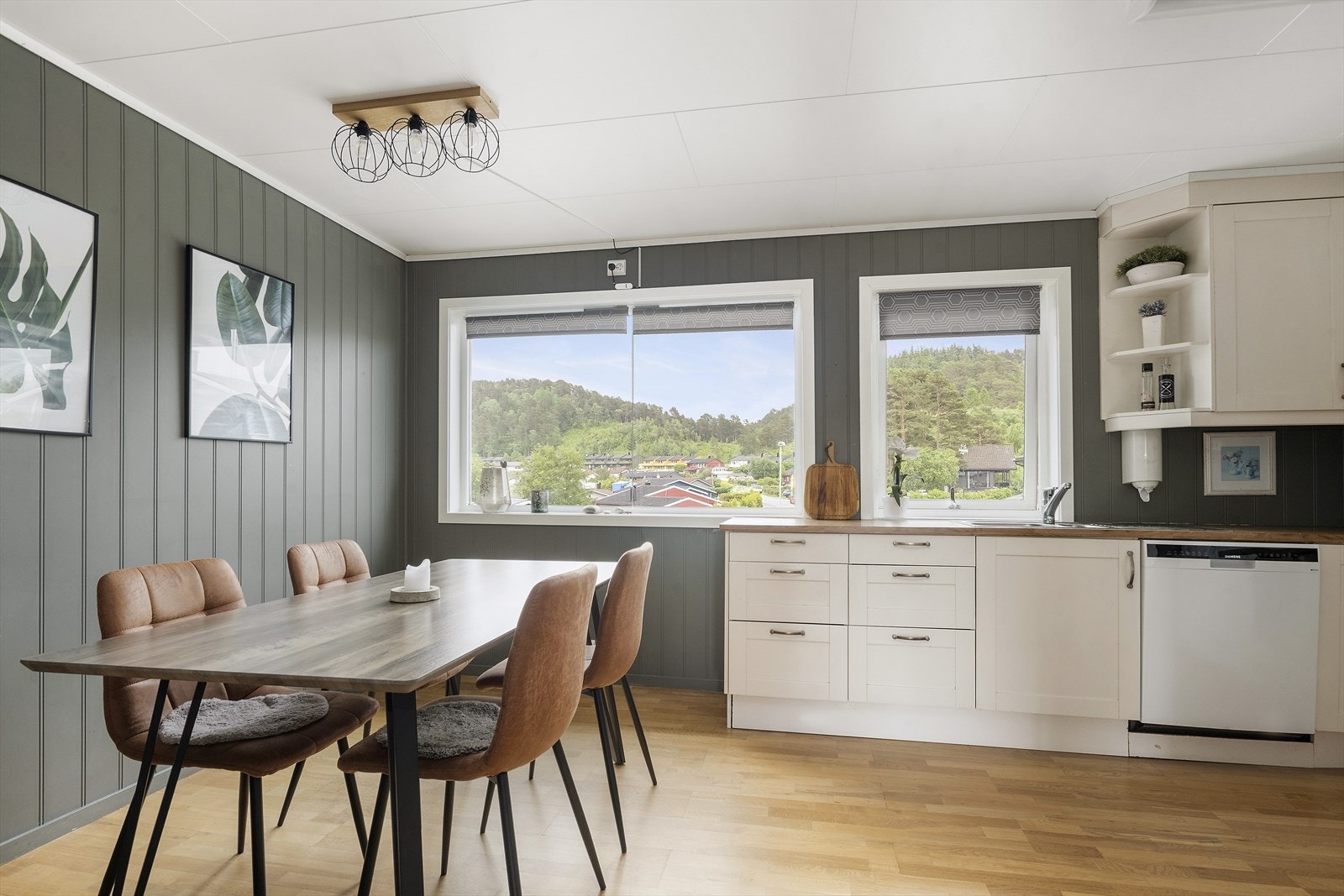 På kjøkken er det god plass til spisebord. Galleribilde
