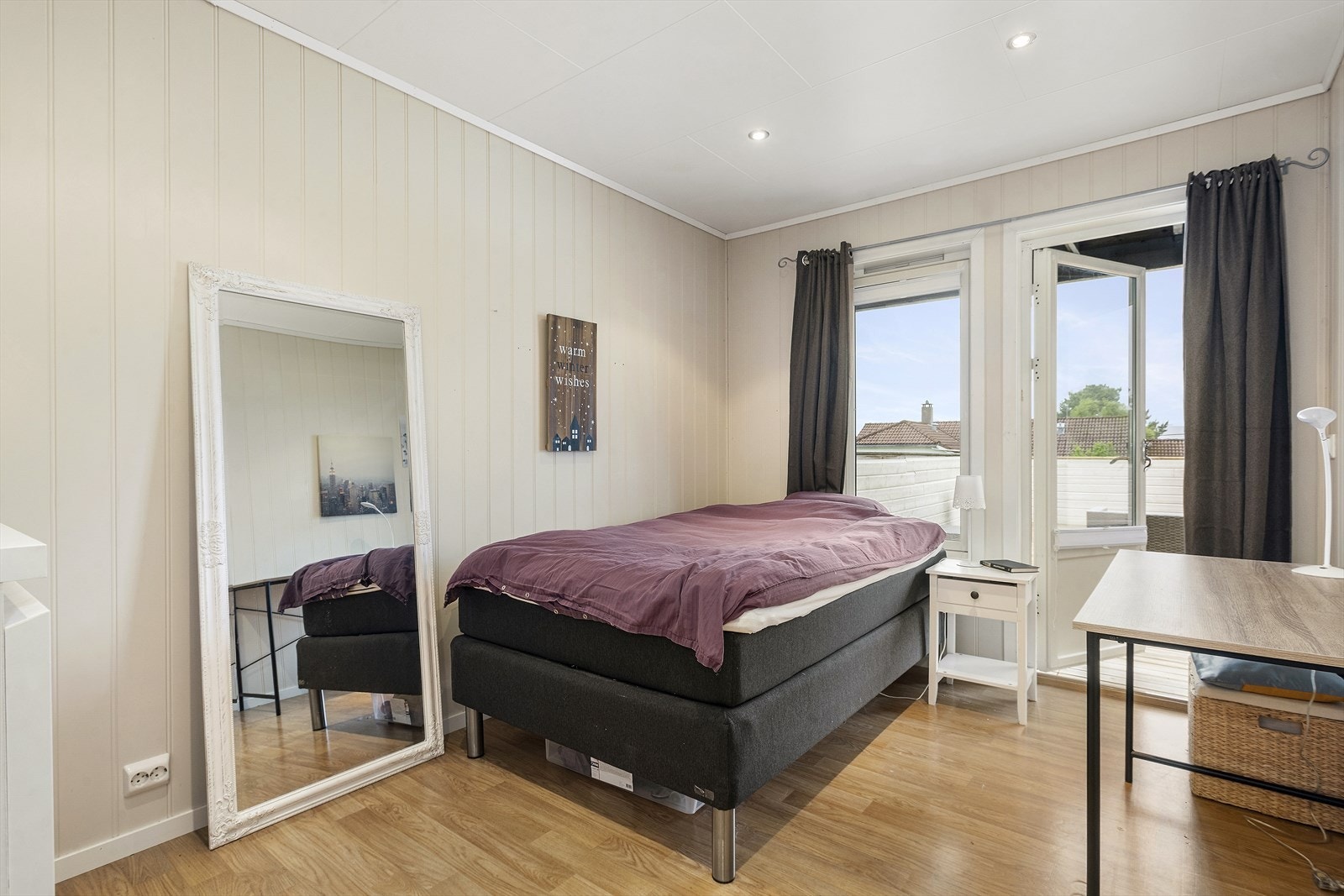 Hovedsoverom av fin størrelse med plass til dobbeltseng. Her er det downlights i tak. Galleribilde