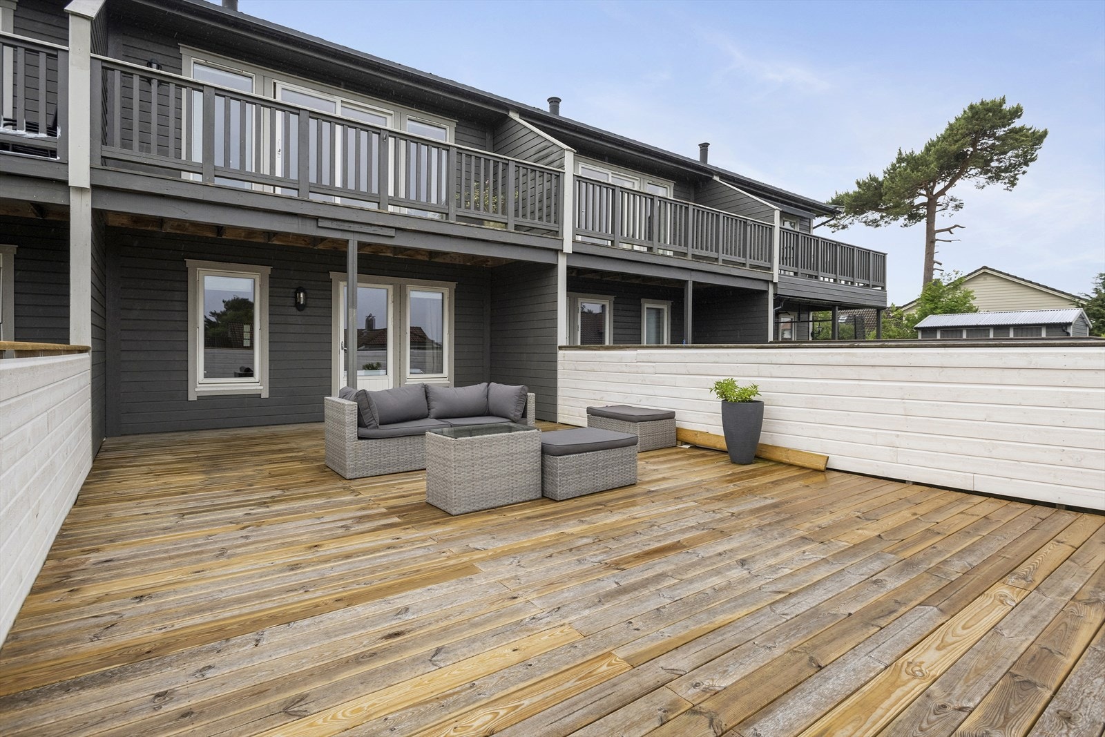 Begge terrassene har en nordvestvendt beliggenhet med sol på ettermiddag og kveld. Galleribilde