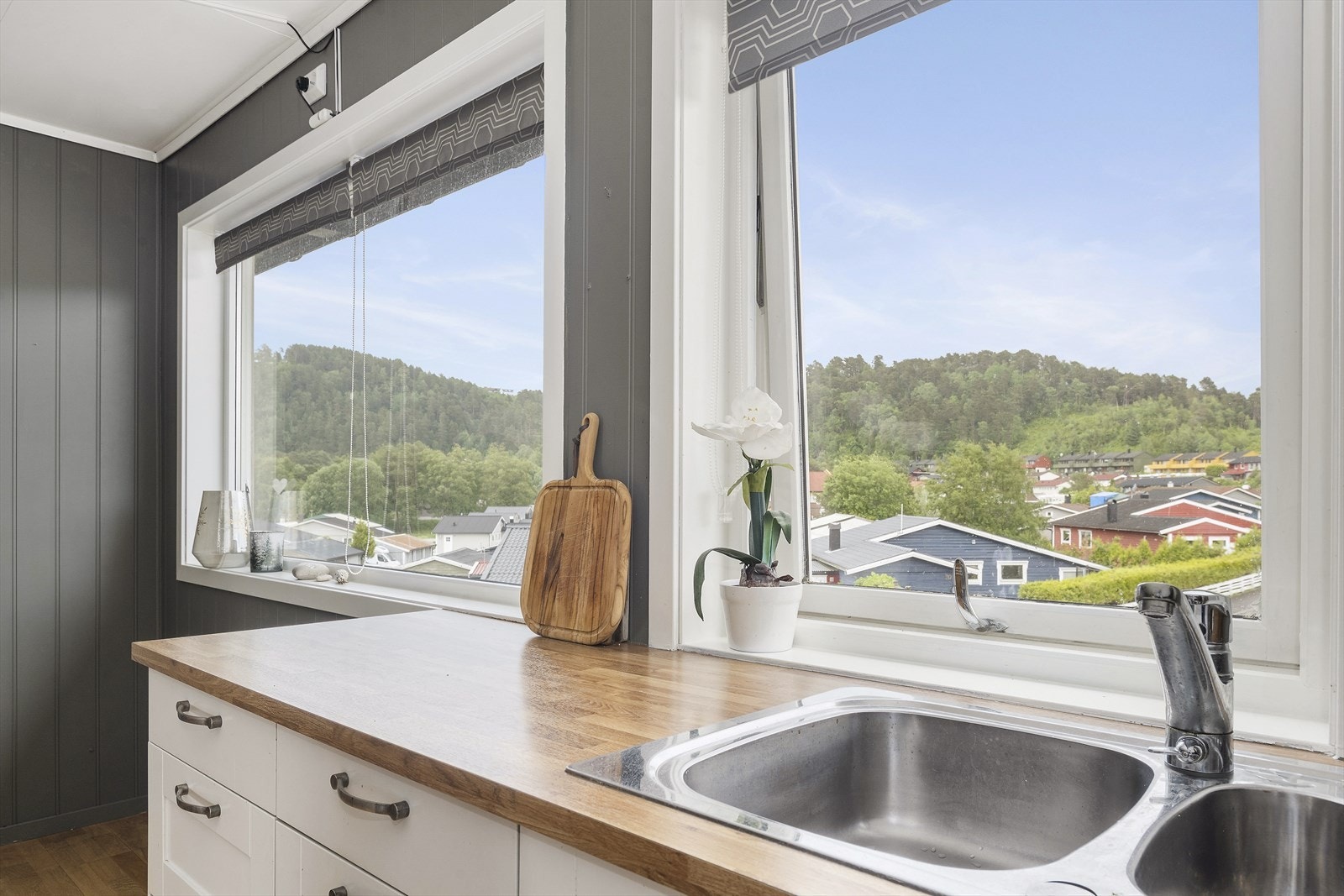 Det er platetopp og stekeovn integrert i innredningen og frittstående kjøleskap og oppvaskmaskin. Galleribilde