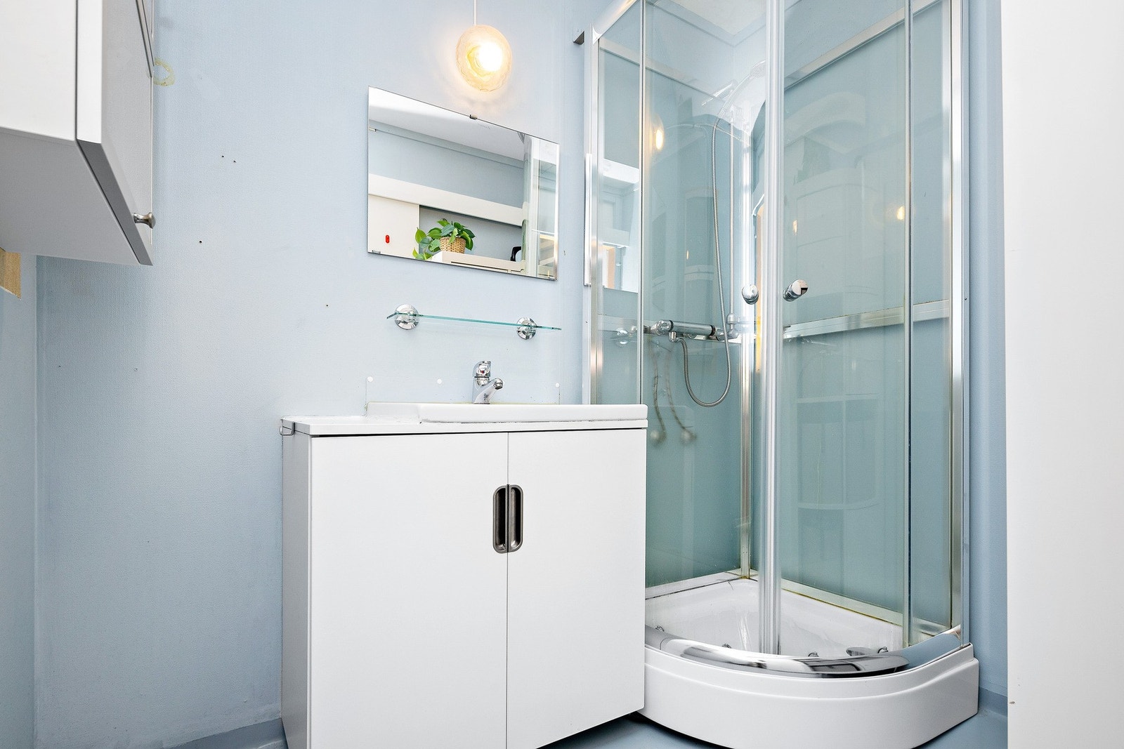 Badet er utsyrt med dusjkabinett Galleribilde