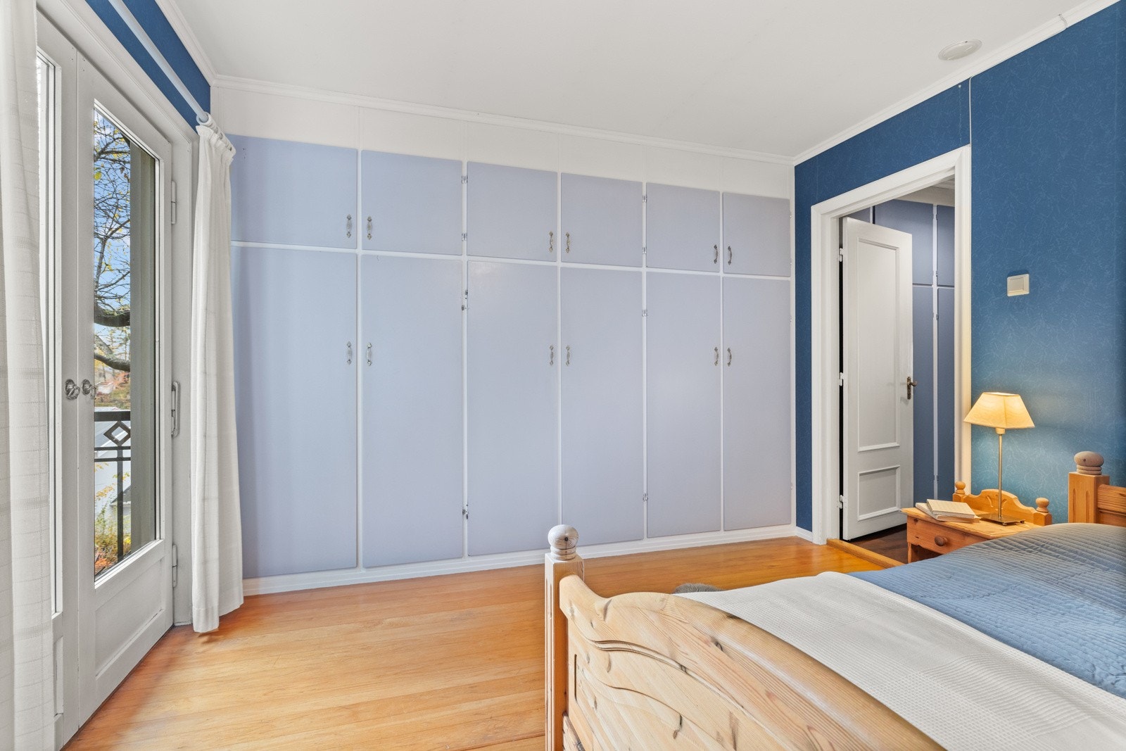 Plassbygd garderobeskap Galleribilde