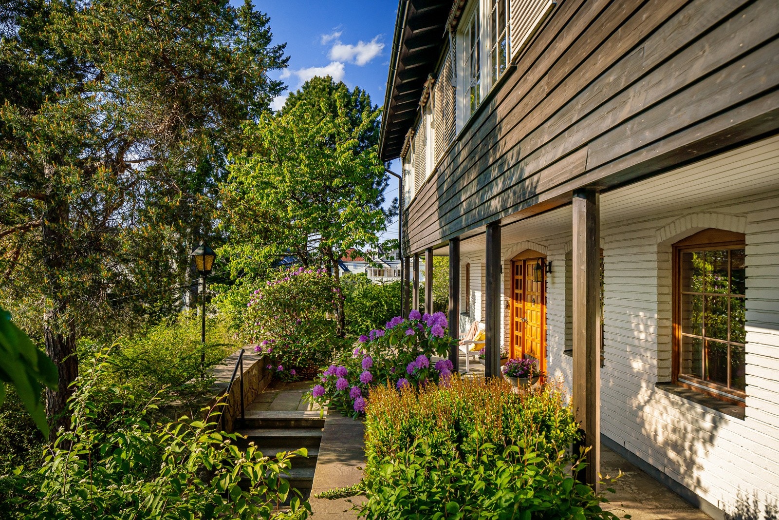 Hyggelig inngangsparti som er flankert av rododendron Galleribilde