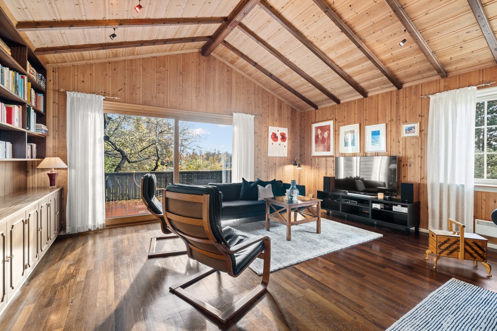 Godt med lysinnslipp fra store vindusflater Galleribilde