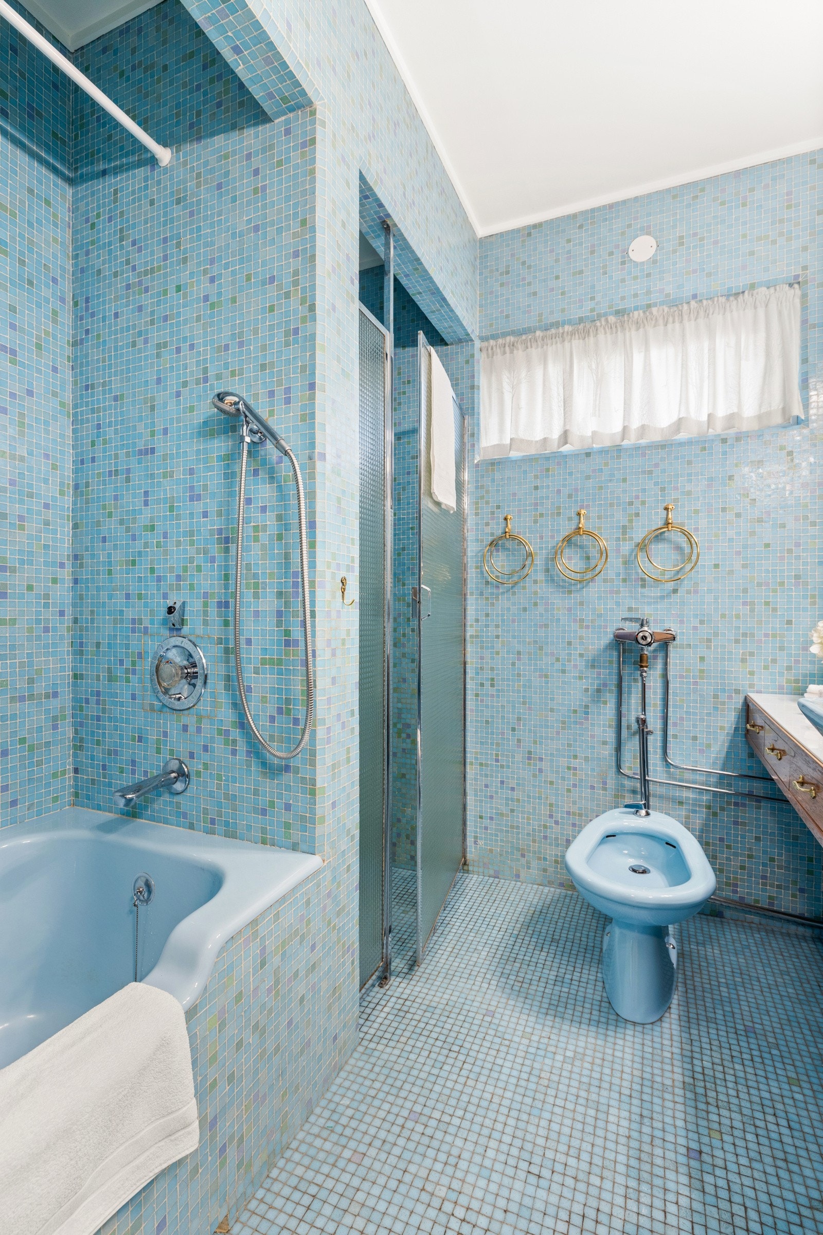 Innmurt badekar, dusj med glassdør og bidét. Varmekabler i gulv Galleribilde