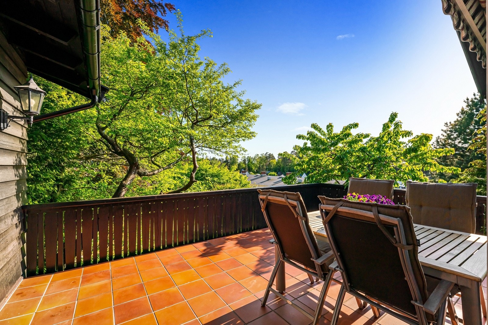 Stuen har utgang til sydvendt balkong med ettermiddagssol Galleribilde