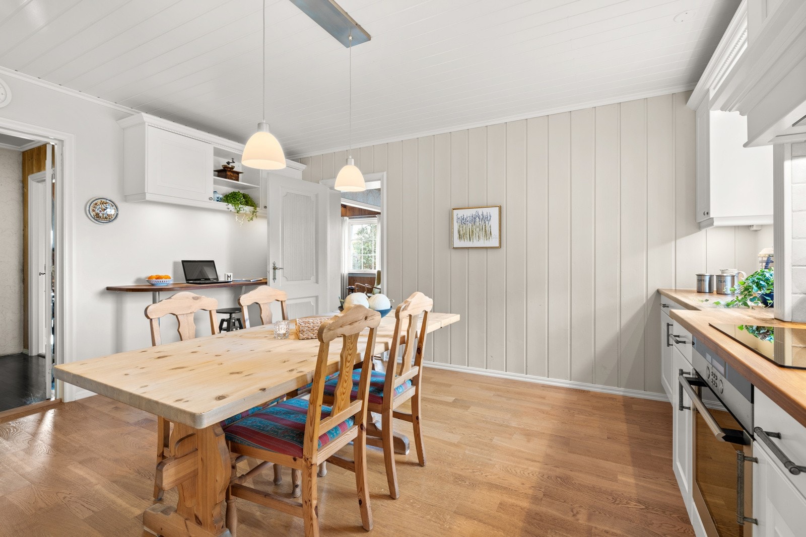 Lyst kjøkken med store vinduer Galleribilde