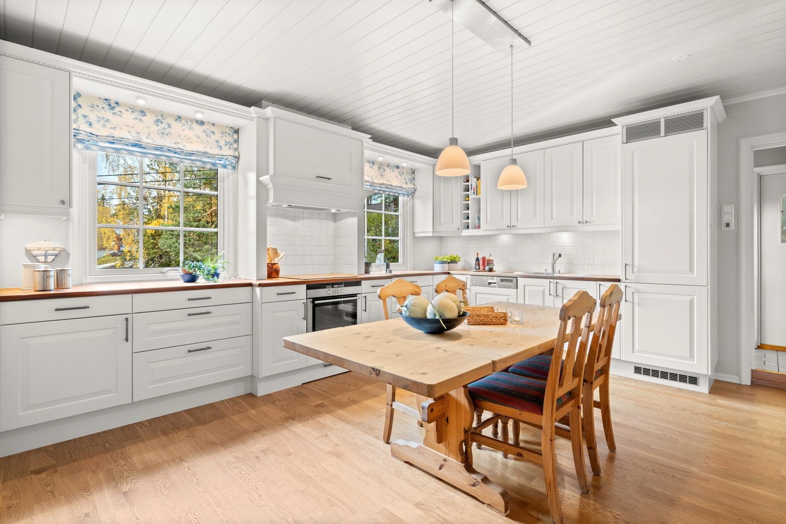 Kjøkkenet har godt med skap- og benkeplass Galleribilde