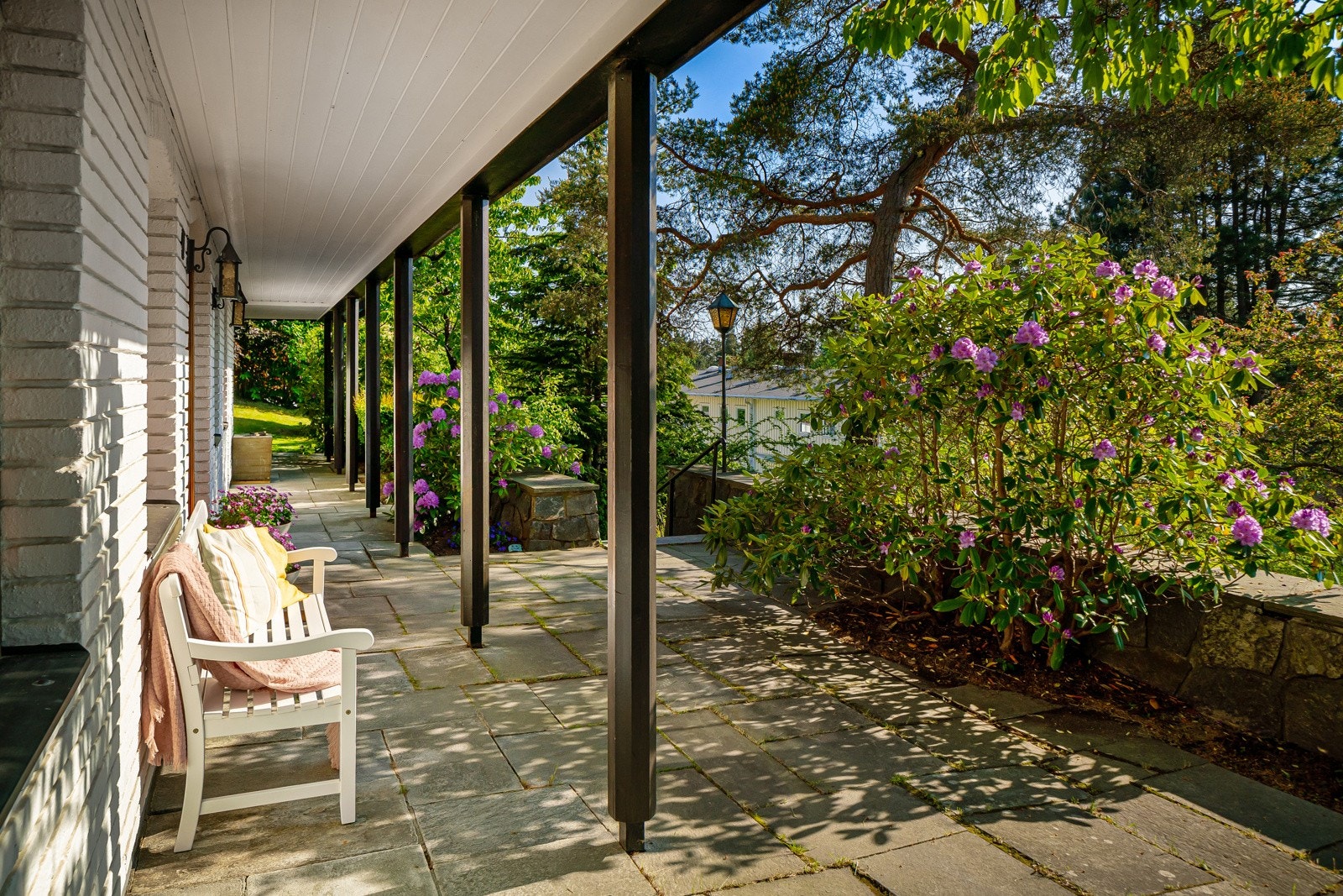 Ovebygget inngangsparti med god plass til sittegruppe Galleribilde