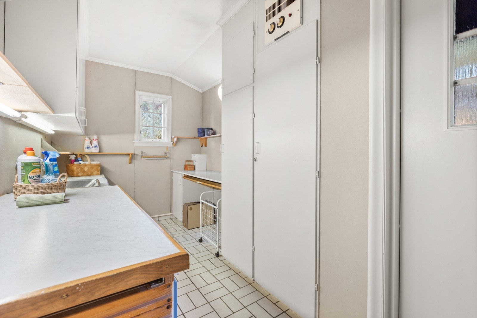 Praktisk vaskerom/grovkjøkken med utgang til hage og inngang fra kjøkken Galleribilde