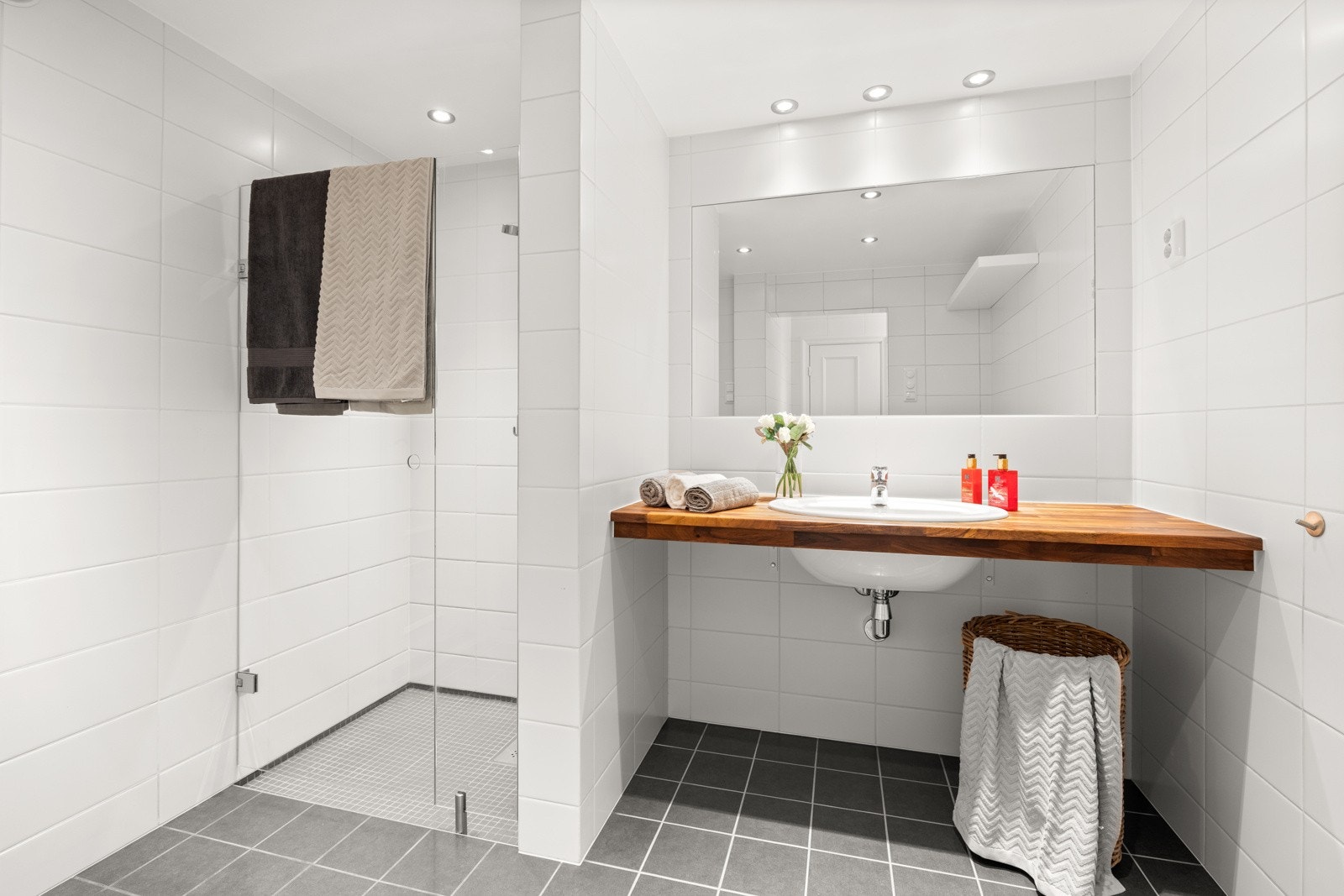 Stilrent bad pusset opp i 2014 med fliser på gulv med varme, flislagte vegger og nedsenket himling med downlights Galleribilde