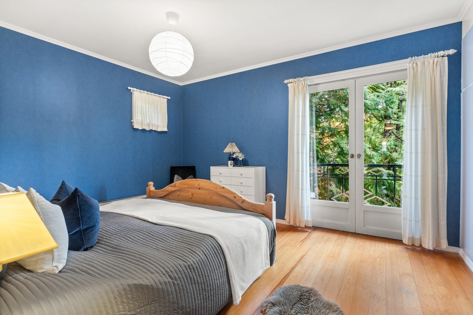 Hovedsoverom med god plass til dobbeltseng og lyst tregulv. Galleribilde