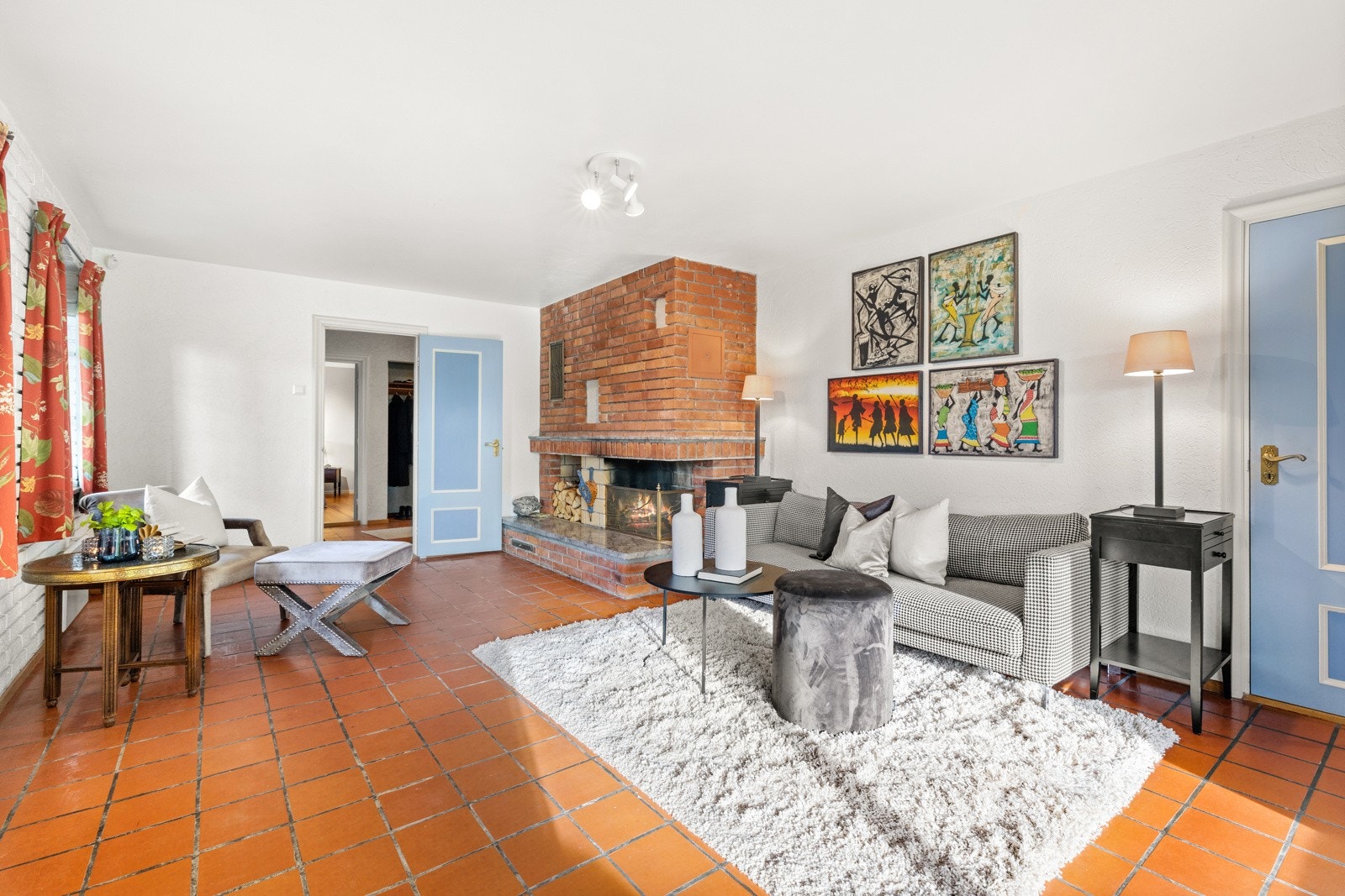 Peisestuen har videre utgang til hage Galleribilde