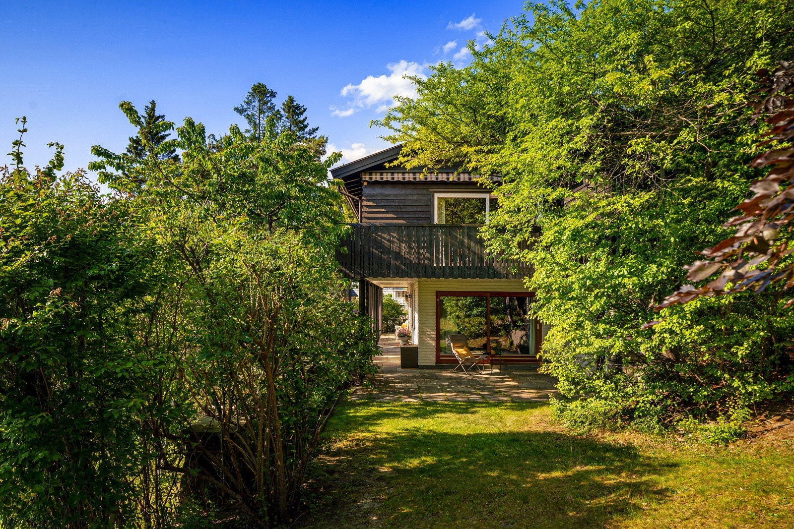 Stor hage, beplantning og flere uteområder Galleribilde