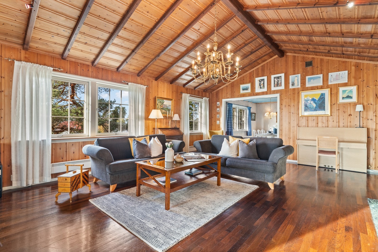 Stuen har tilknytning til spisestuen Galleribilde