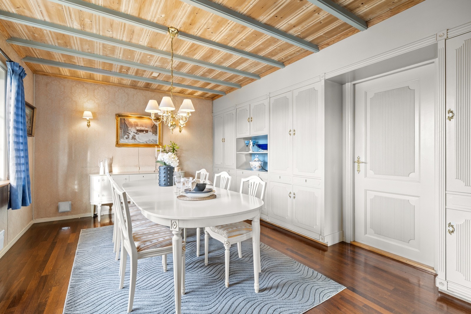 Spisestue og skjenk i Gustaviansk stil kan medfølge boligen om ønskelig Galleribilde