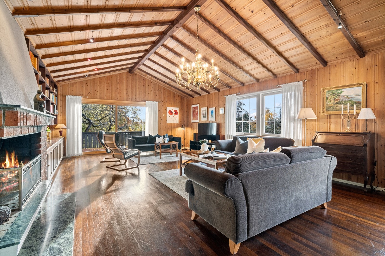 Malt og ubehandlet panel i tak, synlige bjelker i stue og spisestue Galleribilde