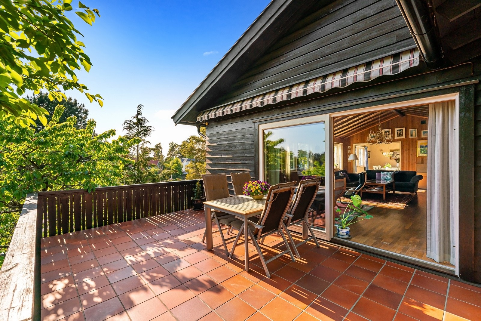 Usjenert og solrik terrasse. God plass til utemøblement Galleribilde