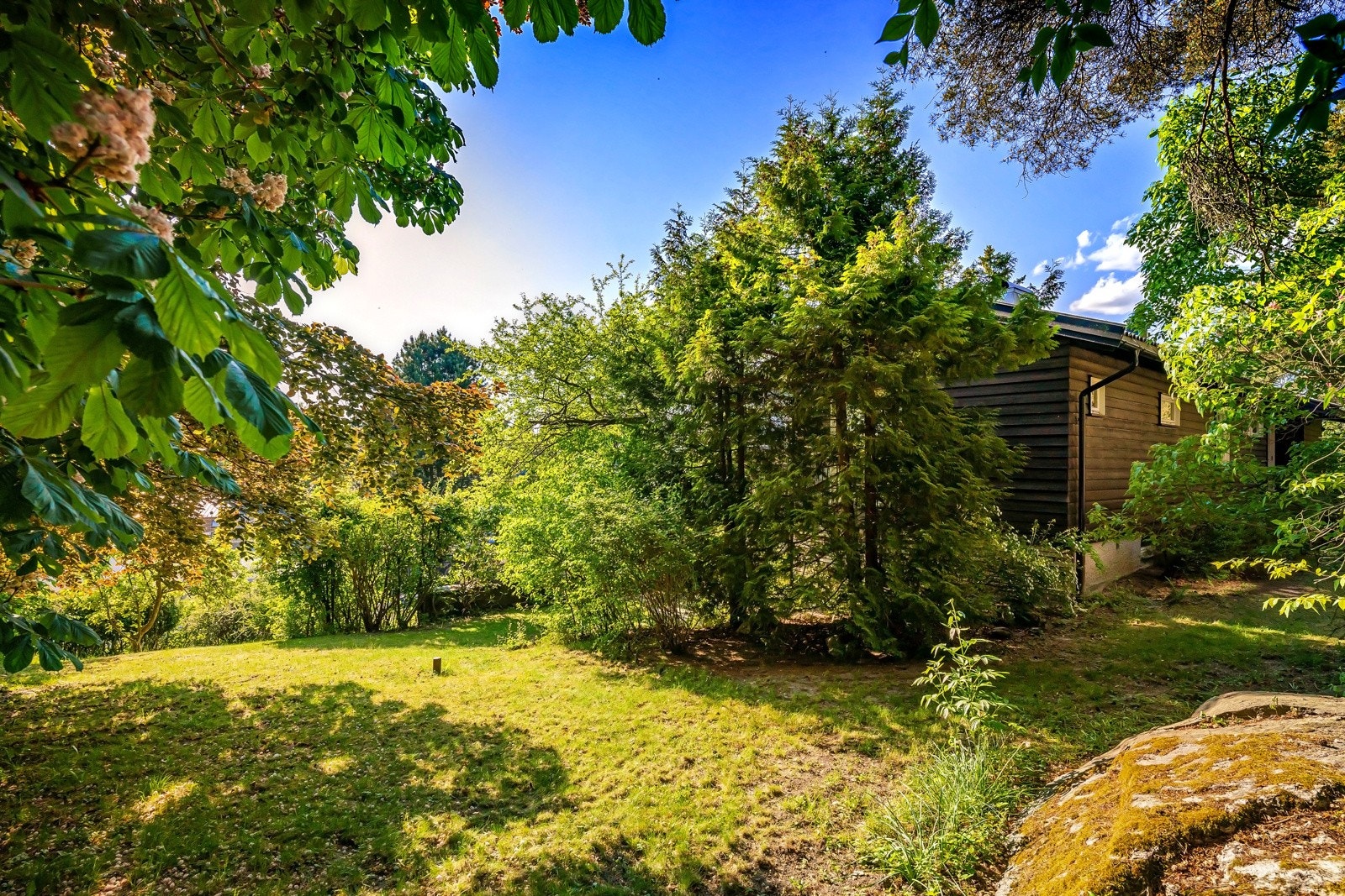 Boligen ligger fint til på et høydedrag Galleribilde