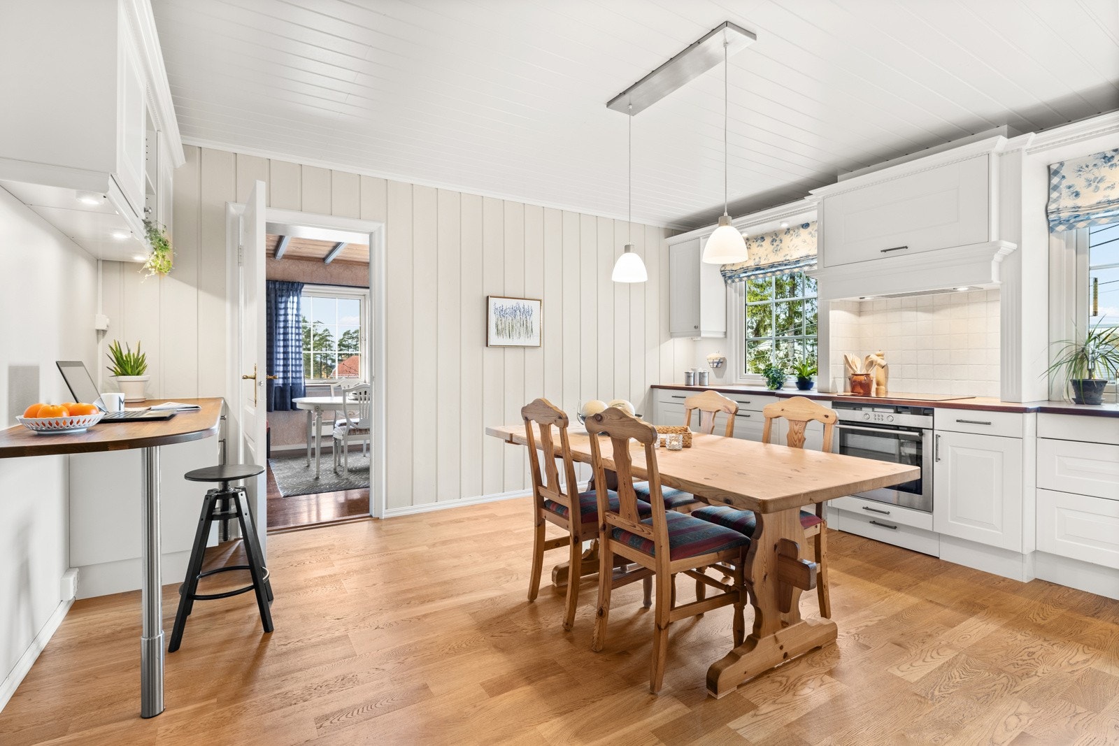 Gulv med parkett og varme, malte vegger, flis over kjøkkenbenk, belysning og stikkontakter mellom overskap og benk, malt panel i taket Galleribilde