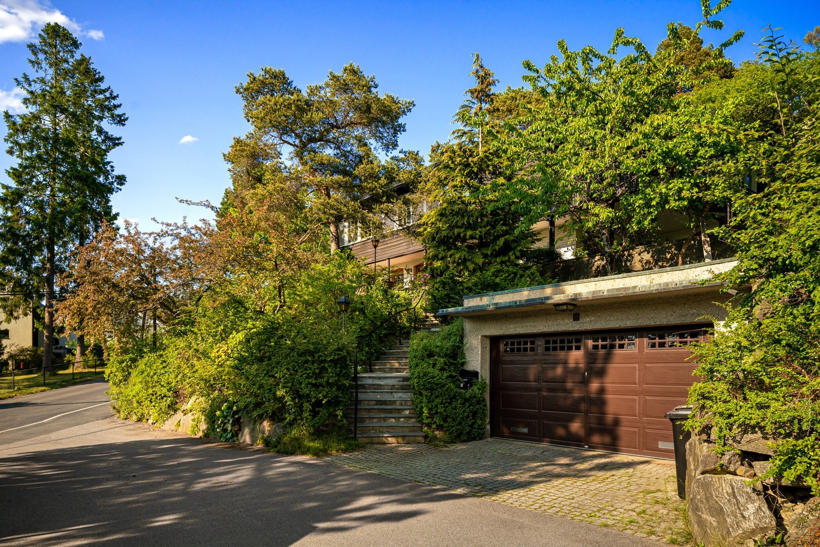 Dobbel garasje ved innkjørselen Galleribilde