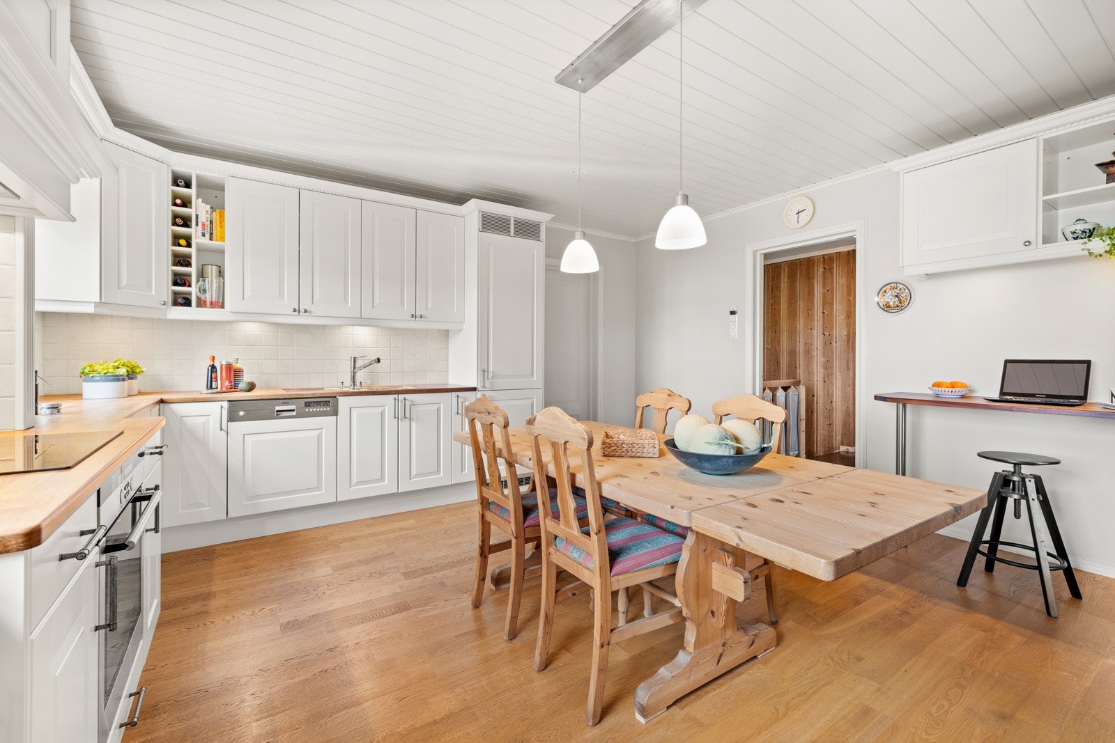 Kjøkken har inngang fra gang og spisestue Galleribilde