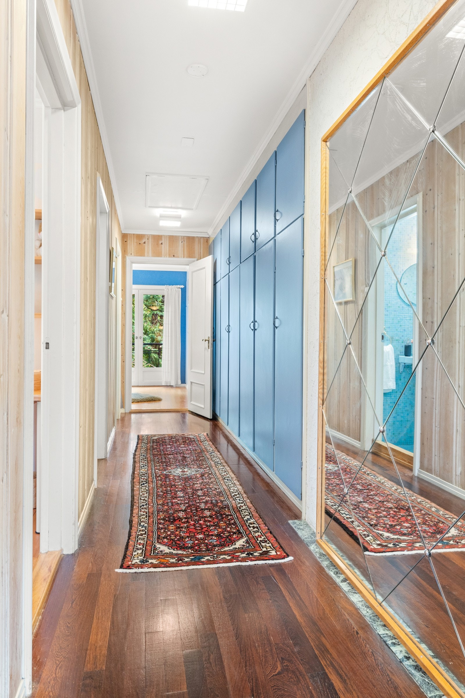 Romslig hall i 2.etasje med inngang til bad, separat WC og to soverom. Meget god skapplass Galleribilde