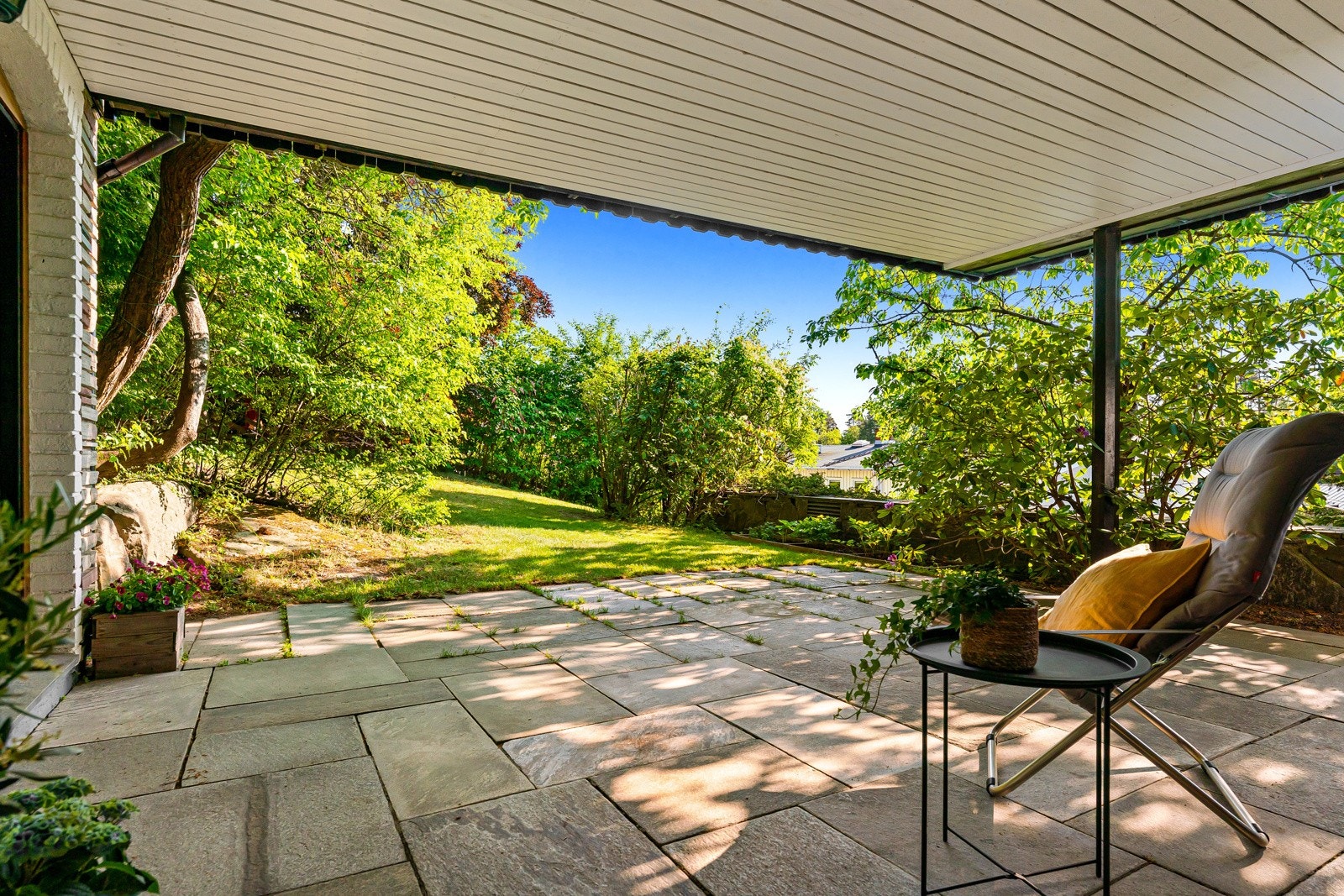 Terrassen har videre adkomst til stor og skjermet hage Galleribilde