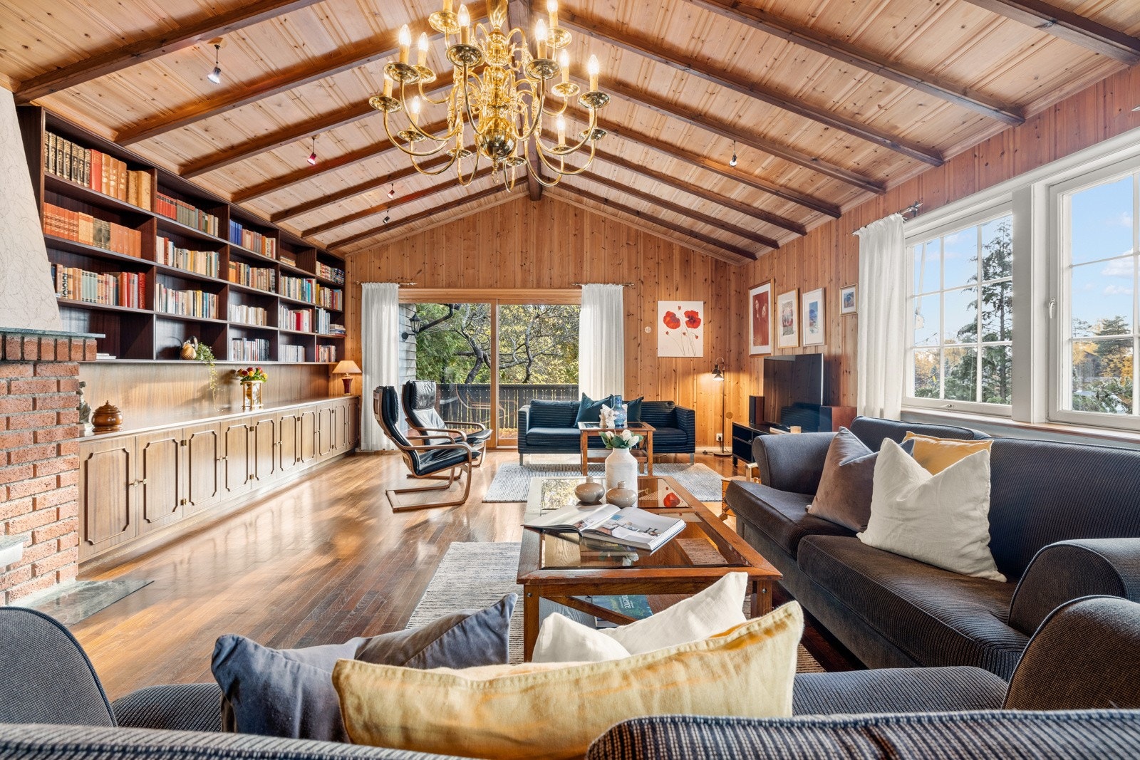 Stue med god takhøyde og mye lysinnslipp Galleribilde