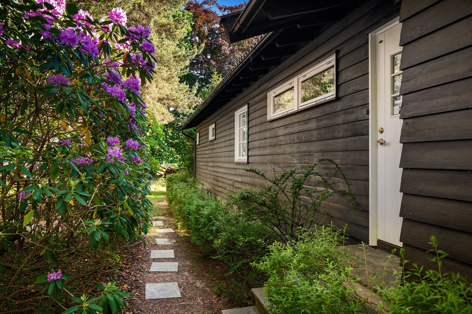 Praktisk inngang til vaskerom og videre kjøkken på oversiden Galleribilde