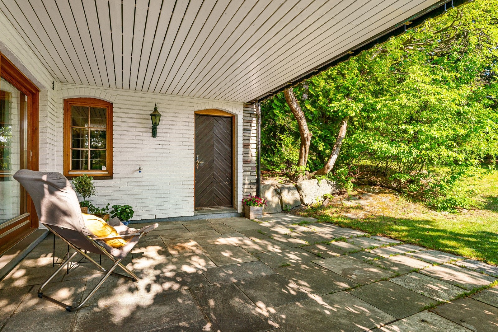 Terrasseplatting med utgang fra kjellerstue i 1.etg Galleribilde