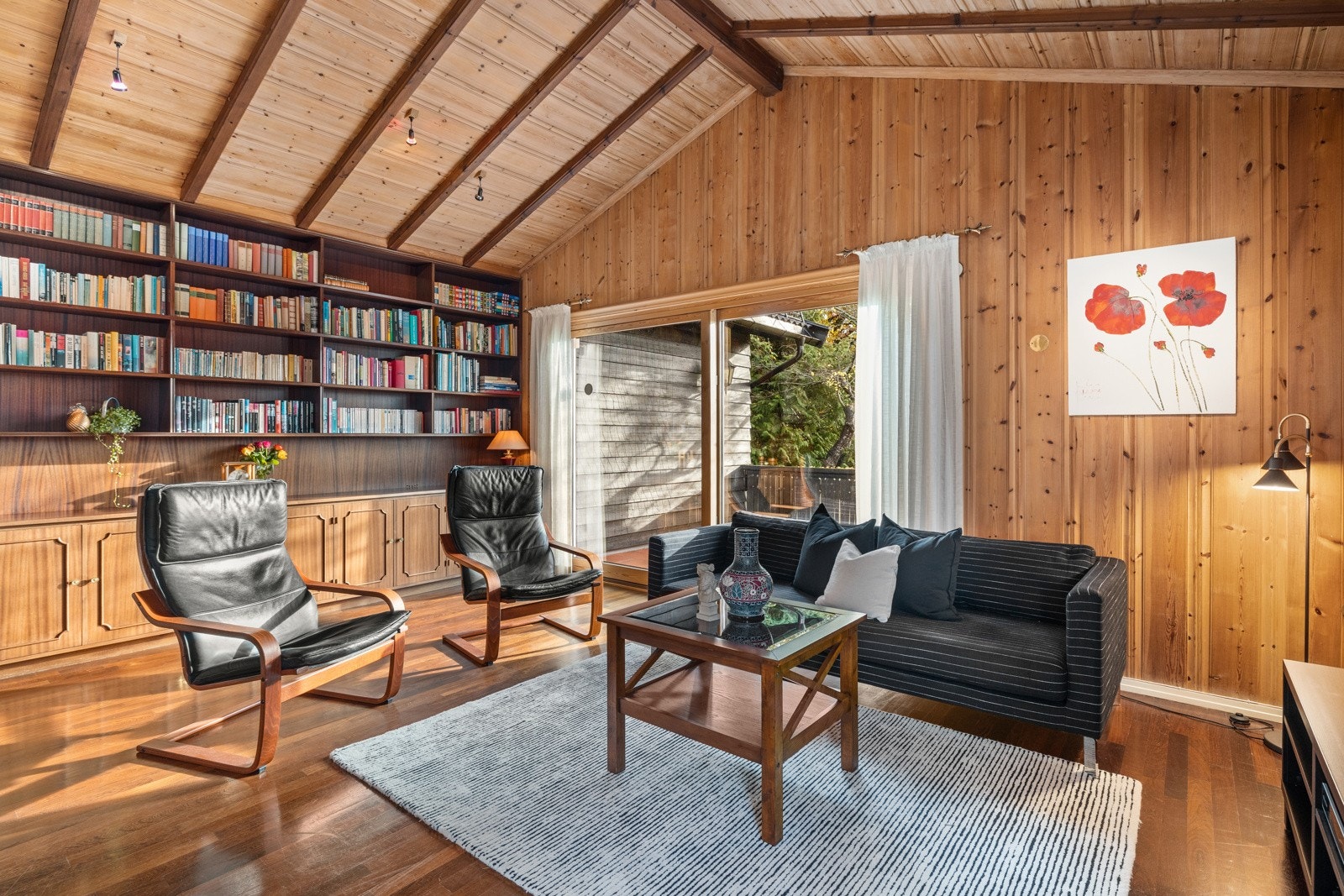 Stue med god plass til to sittegrupper Galleribilde