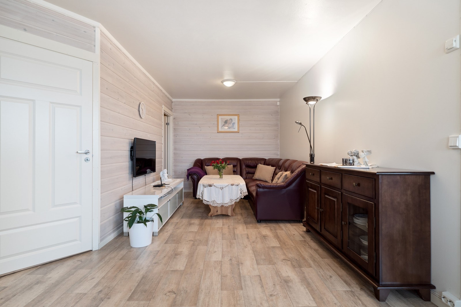 Stue. Utgang til bi-entrè/garderobe i enden av rommet. Galleribilde