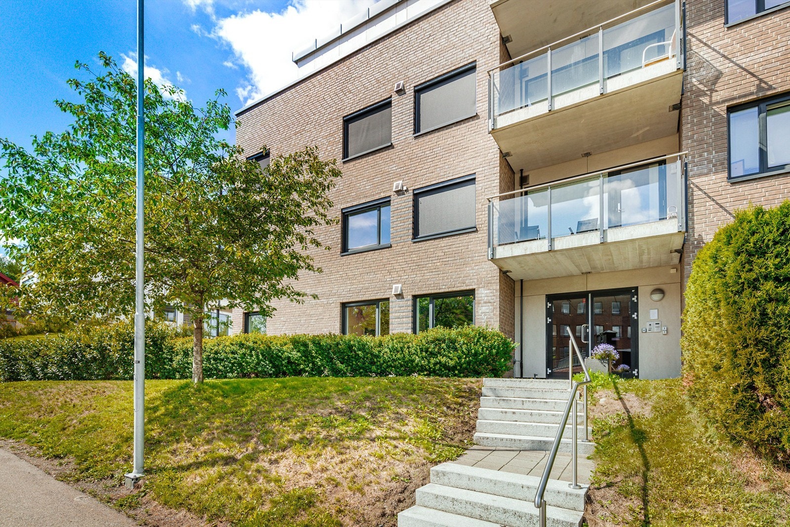 Inngansparti enten med trapper eller en gangvei ved hekken Galleribilde