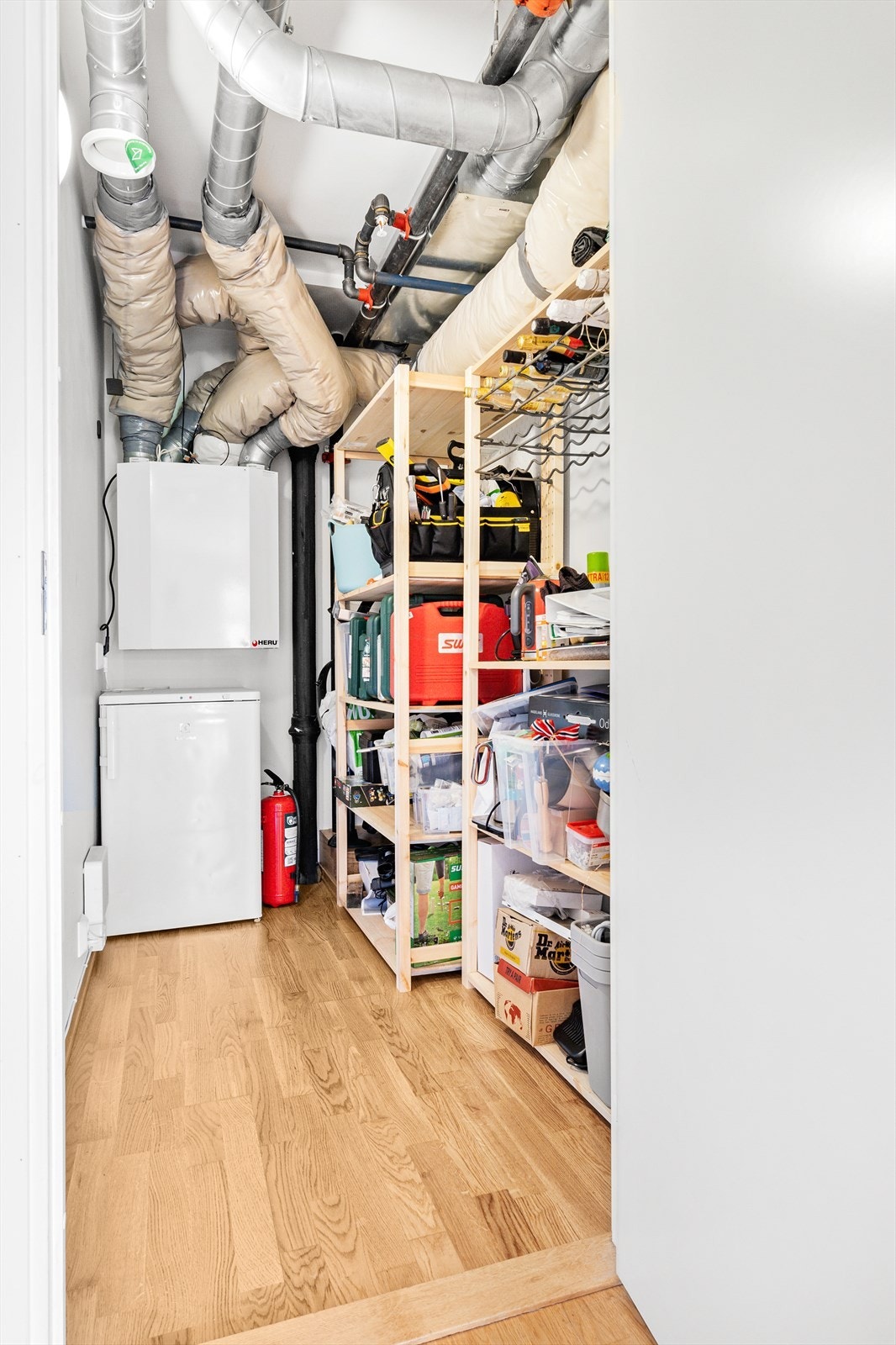 Innvendig bod med praktisk hylleløsning. Det er plass til fryser og ventilasjonanlegget er plassert her Galleribilde