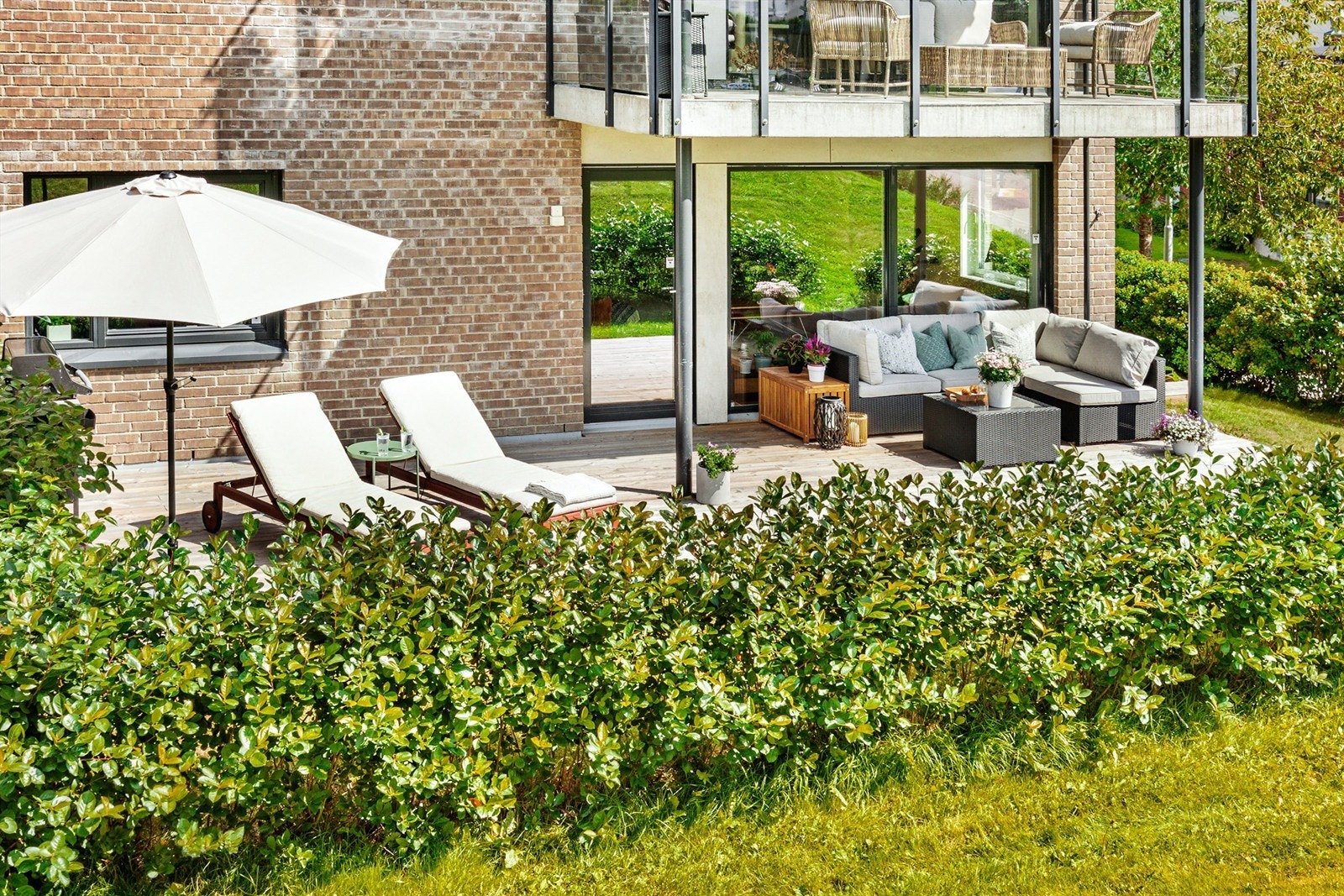 Leiligheten har bruksrett til ca. 105 kvm uteområde med plen og terrasse Galleribilde